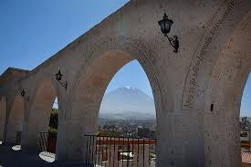 Arequipa es fundada el 15 de agosto de 1540 por garcí manuel de carbajal en el valle del río chili como la «villa de la asunción de nuestra señora «de la noche a la mañana arequipa se convirtió en la «capital del perú»: Arequipa Peru La Ciudad Fue Fundada El 15 De Agosto De 1540 Bajo La Denominacion De