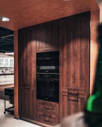 Mit Dunklen Tonen Uberzeugt Diese Kuche Aus Chalet Eiche In Der Farbe Tabak In Dieser Ecke Sind Ein Grosser Einbaukuhlschrank Und Ei In 2020 Einbaugerate Kuche 3d Kino