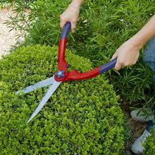 Edging the lawn is the final touch to the mowing regime and gives you a neat, manicured finish. Spear Jackson Wishbone Hedge Shears
