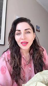 Fillers, Botox, peelings, laser.Noem het maar op en ik doe het. De waarheid  is dat je je hoe dan ook moet verhouden tot vergankelijkheid. Verandering.  Ouder worden. Geen enkele cosmetische procedure zal