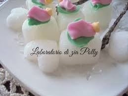 Zuccherini decorati con pasta di zucchero, ideali anche per accompagnare un tè o un caffè in ricevimenti e matrimoni. Laboratorio Di Zia Polly Zollette Di Zucchero Decorate Fatte In Casa