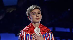 Ella marie hætta isaksen stakk av med seieren stjernekamp 2018, foran ulrikke brandstorp (23). Ella Marie Haetta Isaksen Hetses For A Vaere Samisk Noen Dager Er Veldig Veldig Tunge Nrk Kultur Og Underholdning