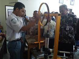 Selain pompa air bertenaga motor, anda juga bisa menggunakan pompa air manual yang sudah sangat familiar di indonesia. Wow Siswa Sekolah Ini Ciptakan Pompa Air Tanpa Listrik Radar Pekalongan Online