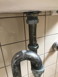 手洗い器の配管のサビ 金属のサビ落とし サビ防止にお掃除のプロも使っているお掃除アイテム お掃除 手洗い器 掃除
