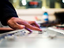 Mungkin ini adalah alat musik yang memiliki berbagai macam fungsi bagi seorang produser. Apa Saja Sih Pekerjaan Produser Musik Haho Media