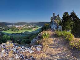 Vom bekannten blautopf zum aussichtsreichen rusenschloss. Wandern In Blaubeuren Rundweg Von Der Gunzelburg Zum Blautopf