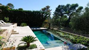 Piscine 8x3 5m Revetement En Marbre Debordement Mineral Escalier Droit Sur La Largeur Avec Banquette Piscine A Debordement Piscine Et Jardin Cascade Piscine