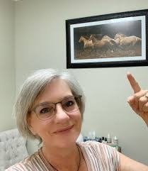 Kerri Simpson's Instagram, Twitter & Facebook