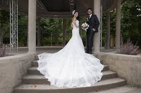 Großverkauf männer im hochzeitskleid aus china männer im hochzeitskleid großhändler über großverkauf männer hochzeitskleid, großverkauf jacke männer 2014 und mehr bei alibaba.com. Hochzeit Traumpaar Mann Frau Vor Kleid Hochzeitskleid Zug Braut Und Brautigam Paar Brautstrauss Pikist