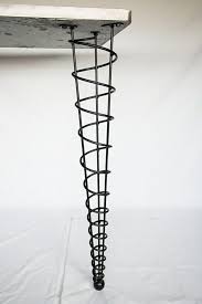 Un Pied De Table Metallique En Spirale Pieds De Table Pied De Table Metal Et Table Metal