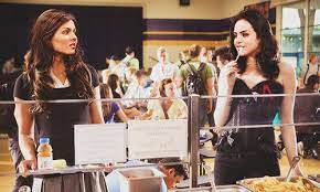 She made her broadway debut at age 15 in the musical, playing the character of lucy. Elizabeth Gillies Pa Twitter Is This Easy A What Movie Is This Rt Tori Vega3 Lizgillies Victoriajustice Those Two Are My Best Idols Http T Co 7rhomyzc