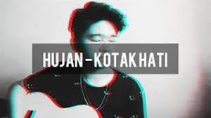 Tak usah kau terangkan ku tahu potret wajahmu di setiap penjuru curahkan deritamu padaku biarku rasa apa yang kau lalu. Hujan Kotak Hati Cover