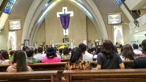 Pada kamis putih sendiri, biasanya terdapat sebuah ritual pembasuhan kaki yang dilakukan oleh pastur kepada umatnya. Misa Kamis Putih 2019 Gereja Santo Albertus