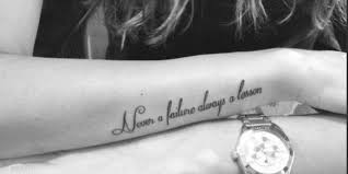 Tanto en la parte de los brazos como en las piernas, estos diseños son uno de los más demandados. Diferentes Tipos De Letras Para Tatuajes