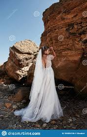 Weitere ideen zu brautkleid lange ärmel, hochzeitsarten, hijab hochzeitskleider. Portrat Eines Madchens In Einem Wunderschonen Hochzeitskleid Das Einen Fotografen Am Strand Darstellt Die Braut Ist Auf Den Fels Stockfoto Bild Von Brautigam Gluck 165004746