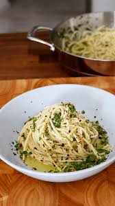 Spaghetti aglio olio e peperoncino. Spaghetti Aglio Olio E Peperoncino Pasta Aglio E Olio Recipevincenzo S Plate