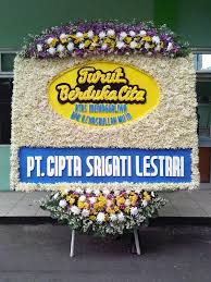 Memberikan ucapan belasungkawa pada keluarga, kerabat, maupun orang terdekat yang mengalami musibah merupakan salah satu bentuk. Bunga Duka Cita Florist Jakarta Toko Bunga Di Jakarta Barat 0822 99148647 Www Bungarawabelong Com