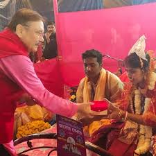Madan mitra, bayan archana mitra ile evlidir. Madan Mitra Glimpses From The Mass Marriage Ceremony Of Facebook