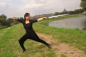 Auch wenn du kung fu schnell lernen möchtest, widerstehe der versuchung, zu hart und zu schnell zu trainieren. Shaolin Kung Fu Schwertkampf Position Ubung Frau Schwert Spiel Trainieren Hobby Pikist