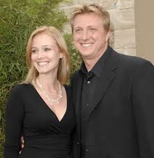 Załatwisz w niej też najpilniejsze sprawy przy okazji codziennych zakupów. William Zabka Married Man With Elevating Career Family Status Now