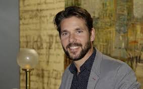 He got his first major role in the hit teen series morangos com açúcar (2004). Jorge Corrula Anda De Muletas Apos Acidente Vip Pt