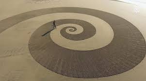 Lines In The Sand Artist Jim Denevan Turns Beaches Into Temporary Geometric Artworks Geometric Artwork Abstract Geometric Art Artwork