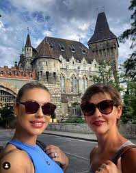 Édesanyja a közeli csokoládégyár dolgozója volt. Csosz Bogi 58 Eves Edesanyja Boven Letagadhat Korabol Gyonyoru Es Fiatalos Hazai Sztar Femina