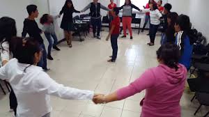 Para reuniones durante los meses de invierno, intenta con juegos navideños para dilatar el estrés y la tensión. Dinamica Rompe Hielo Youtube