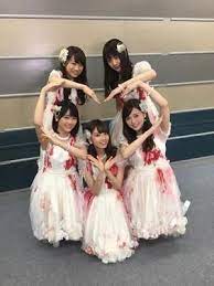 流行りの写真のポーズが面白い 2人でも大人数でも友達同士で ピース以外 cosmic コズミック フラワーガールドレス 美しいアジア人女性 写真 ポーズ 面白い