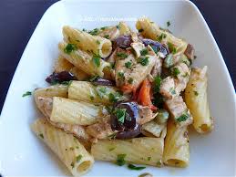 Tagliare la polpa dei pesci con un coltello affilato per ottenere delle. Di Pasta Impasta Tortiglioni Con Filetti Di Sgombri