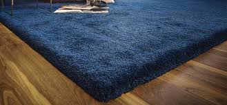 Dieser outdoor teppich besitzt eine feine, zweifarbige fischgratwebung in dunkelblau und elfenbei. Joka Teppichboden Sortiment