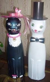 Ca să pictezi uniform porțiunile de la baza sticlei, pune scotch pe restul sticlei, apoi folosește o vopsea spray pentru a colora partea neacoperită, deasupra unui ziar, ca să nu faci mizerie în jur. Facebook