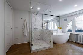 In alcuni casi è necessario realizzare vasca e doccia affiancate in modo da permettere l'utilizzo contemporaneo di entrambe. Bagni Con Vasca E Doccia Idee Ed Ispirazioni Idee Ristrutturazione Bagni