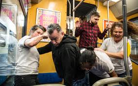 Träning i självförsvar på spårvagnen