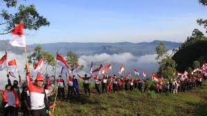 Laut dan pulau adalah gambaran dari teluk semangka dan pulau tabuan, merupakan kebanggaan masyarakat daerah ini, sekaligus potensi kekayaan alam sumber pendapatan para petani, nelayan. Semarak Merah Putih Polres Bangli Kibarkan 75 Bendera Di Puncak Gunung Abang Tribun Bali
