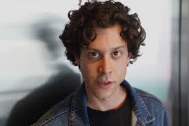 El fenómeno de Alan Madanes: cómo en pocos días pasó de ser Sinatra para  convertirse en Sandro