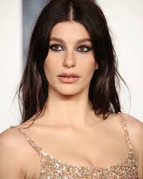 Pesona Camila Morrone, Pemeran Camila Alvarez dalam Series 'Daisy Jones and  The Six'