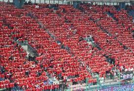 Przejęcie sprzętu po ksc jak już to dobrze opisali starsi kibice było koniecznością utrzymania sie w mieście, po latach bagatelizowania mało mogącego ksc. Kibice Wisly Krakow Sprzedaja Bluzy Z Nozami Komentarz Gazeta Krakowska