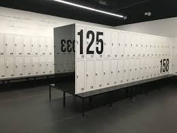 Les Armoires Vestiaires Avec Bancs Integres Sont Equipees De Serrures Atepaa Sport Casiers Metalliques Armoire Vestiaire Salle De Sport