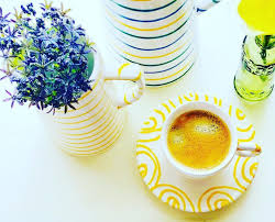 Die Wenigen Sonnenstrahlen Mit Einem Guten Kaffee Geniessen Gmundner Gmundnerkeramik Keramik Glassware Tableware Plates