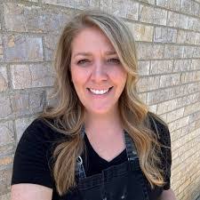 Lindsay Lea's Instagram, Twitter & Facebook