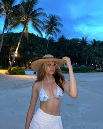 Eileen Gu - Free pics, galleries & more at Babepedia