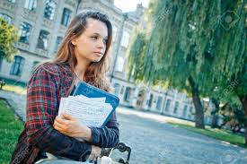 90.000 stichwörter und wendungen sowie 120.000 'studentin' ist ein alternativer begriff für 'student'. Schone Studentin Die Auf Bank Nahe Universitat Sitzt Lizenzfreie Fotos Bilder Und Stock Fotografie Image 94400525
