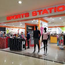 Yüksek kalite ve temiz işcilik ile uzun ömür kullanabileceğiniz erkek ve bayan eşofman takımları her alanda sizlerle olacaktır. Sport Station Delta Plaza Toko Peralatan Olahraga