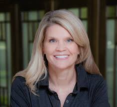 Elizabeth Mangan's Instagram, Twitter & Facebook