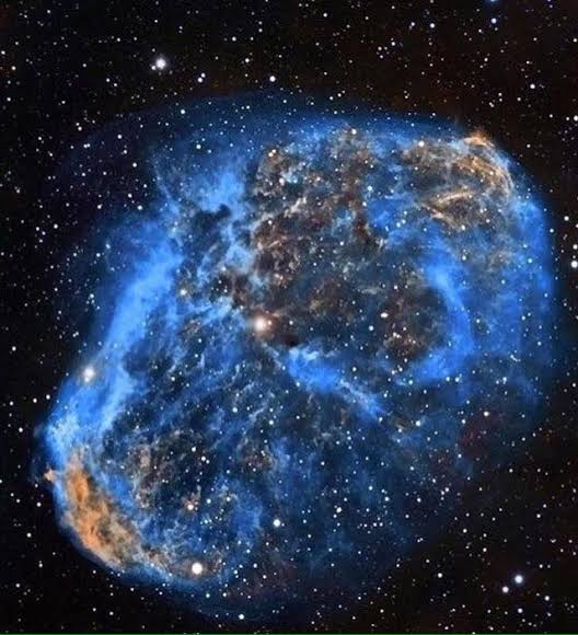 Esta estrella Wolf-Rayet una vez fue una supergigante roja de 30 masas  solares, que hace 250 000 años voló su casco en el espacio. Ahora, durante  la fase Wolf-Rayet, el fuerte viento