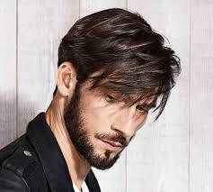 I tagli di tendenza per i capelli maschili della primavera estate 2022 sono naturali e selvaggi. Epingle Sur Taglio Capelli