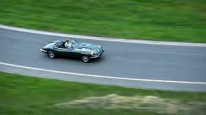 Jaguar flooded with orders, because at that time no other machine could not be compared with the appearance, speed and performance at a price of 3400 dollars. Eine Kuhlerhaube Die Niemals Enden Will Nzz