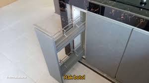 Kabinet dengan model pintu yang engselnya di atas akan sangat cocok di letakkan di dapur yang berukuran kecil di dinding pada bagian atas. Aksesori Kabinet Dapur Rak Pinggan Dan Rak Botol Tarik Youtube