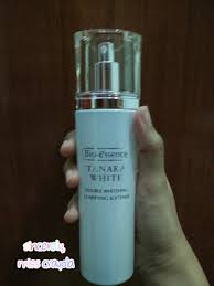 Penggunaannya pun mudah sekali, kamu hanya tinggal menuangkan produk ini secukupnya pada kapas lalu menepuk secara perlahan ke wajah. Bio Essence Tanaka White Review Mellya Crayola